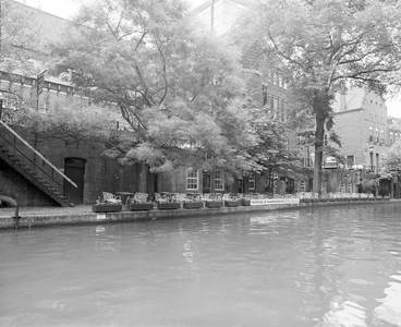 885000 Gezicht op de werf met het grote terras van de Poffertjes- en Pannekoekenbakkerij 'De Oude Muntkelder' ...